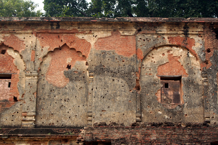 সেপাইদের গুলিতে ঝাঁঝরা হয়ে যাওয়া বিল্ডিং